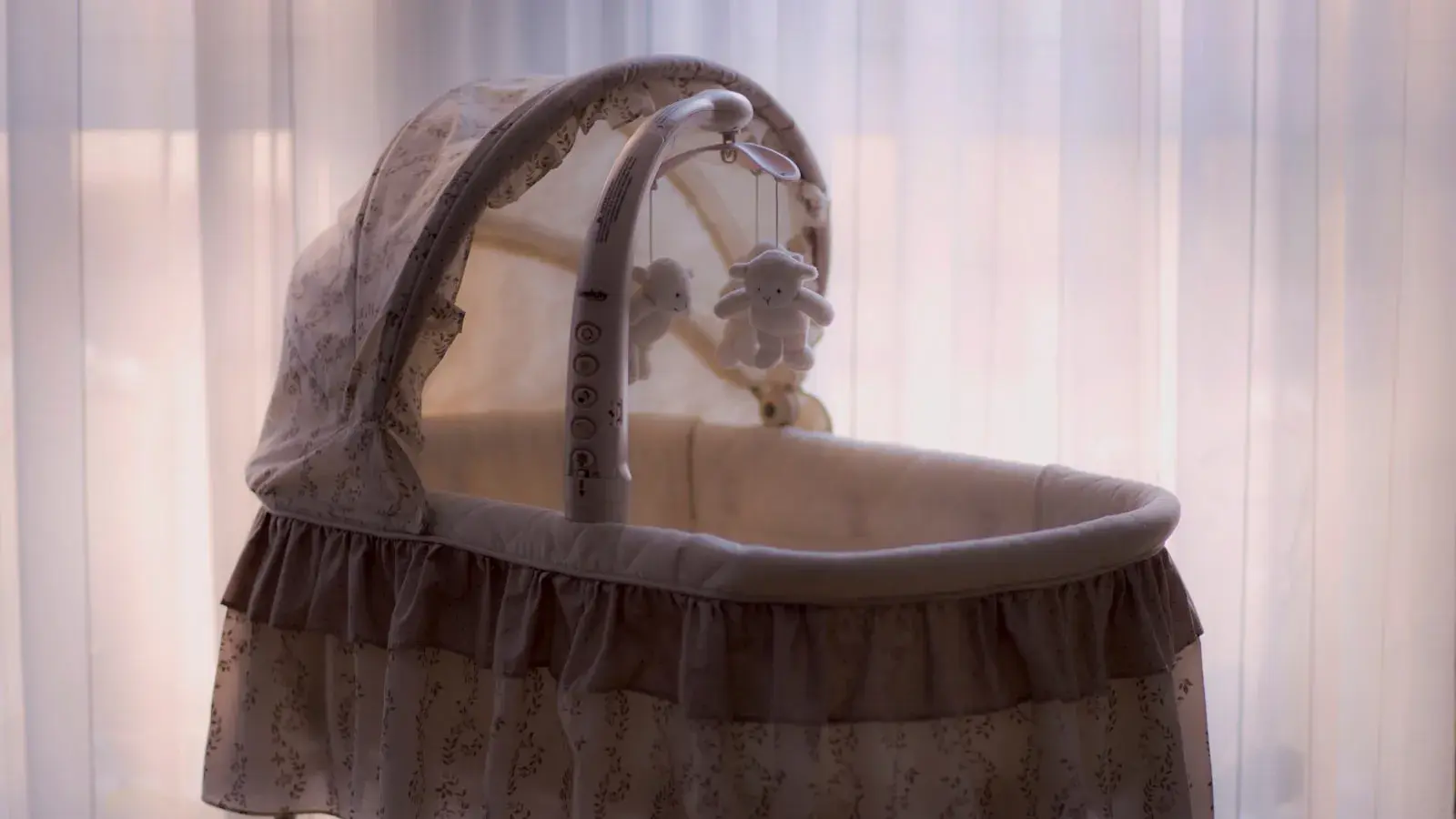 爸爸隔保鮮膜狂親新生寶寶