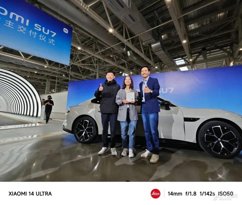 雷軍給小米車主開車門