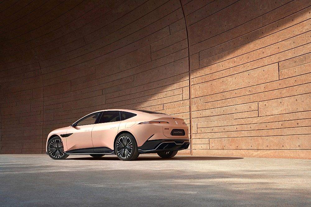 純電中大型轎車二選一 阿維塔12靠華為智己L7靠什么?