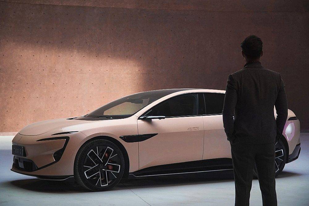 純電中大型轎車二選一 阿維塔12靠華為智己L7靠什么?