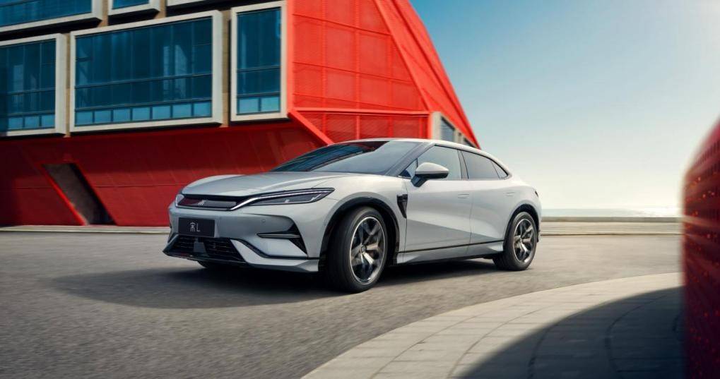 比亞迪宋L與小米SU7孰美?原創國潮VS高仿超跑