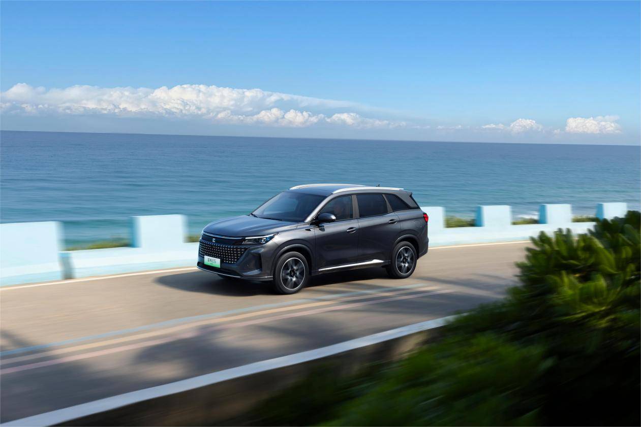 藍(lán)電E5榮耀版上市,9.98萬起中型插混SUV,純電續(xù)航100km!