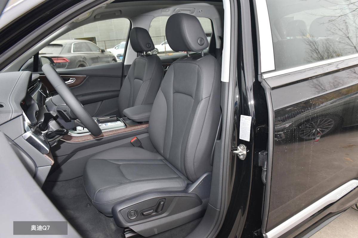 預(yù)算60萬買豪華SUV,林肯飛行家對比奧迪Q7,究竟誰更勝一籌?