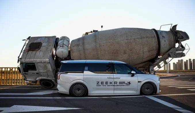 “32米高空墜落”,奇瑞也玩花活,網友:好好賣車不行?