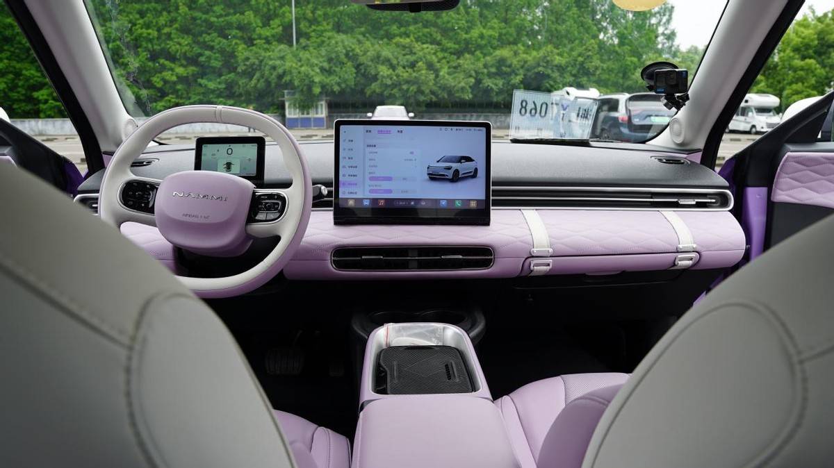 智能遙控泊車+L2級智駕輔助!十萬級的東風納米01太卷了