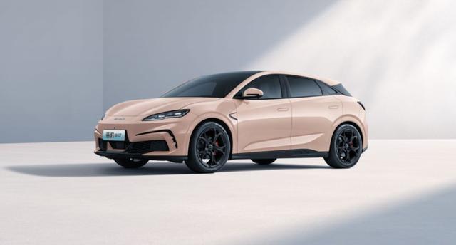 年輕人的第一臺(tái)GT比亞迪海豹06GT 正式上市，售價(jià)13.68萬(wàn)元-18.68萬(wàn)元-有駕