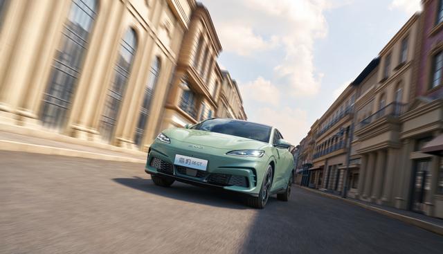 年輕人的第一臺(tái)GT比亞迪海豹06GT 正式上市，售價(jià)13.68萬(wàn)元-18.68萬(wàn)元-有駕