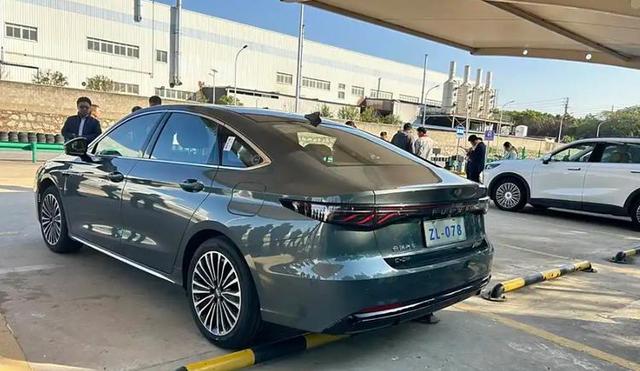 實力不輸秦L，奇瑞風云A8L街頭實拍圖曝光，預計10萬內起售-有駕
