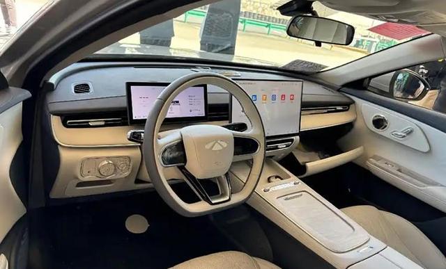 實力不輸秦L，奇瑞風云A8L街頭實拍圖曝光，預計10萬內起售-有駕