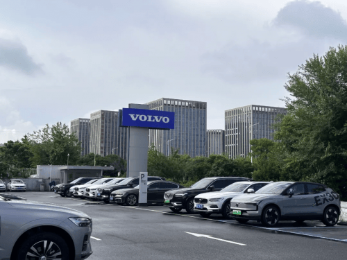 豪華車經銷商的雙輪驅動秘籍:業績飆升背后的策略揭秘