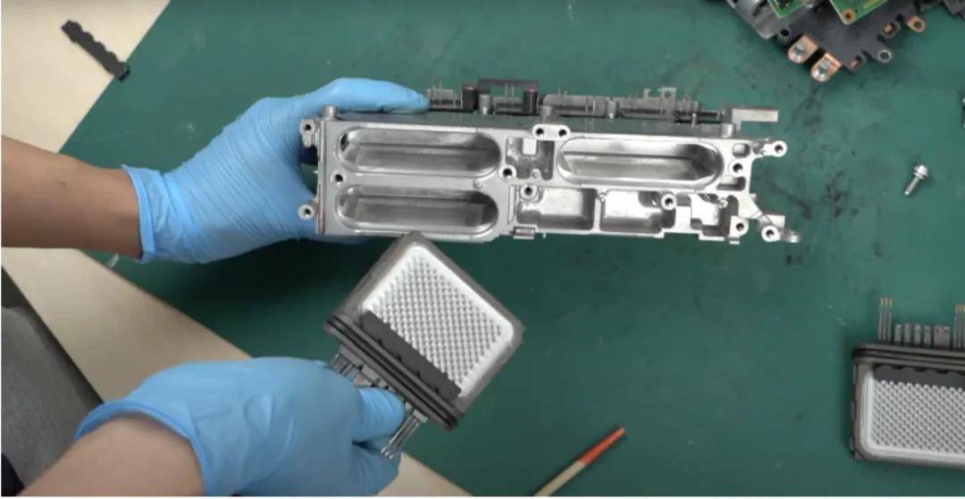 拆解奧迪e-tron逆變器:一個德國車居然用上了日本的模塊