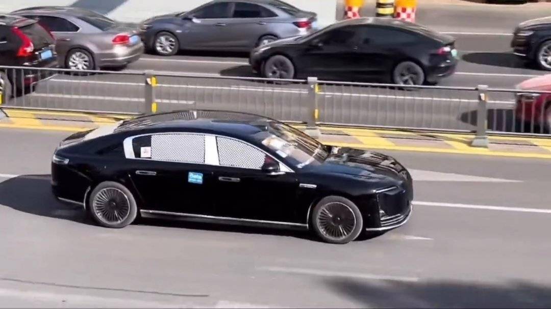 鴻蒙智行尊界S800路試照曝光:全黑配色,搭載激光雷達與球形電子后視鏡