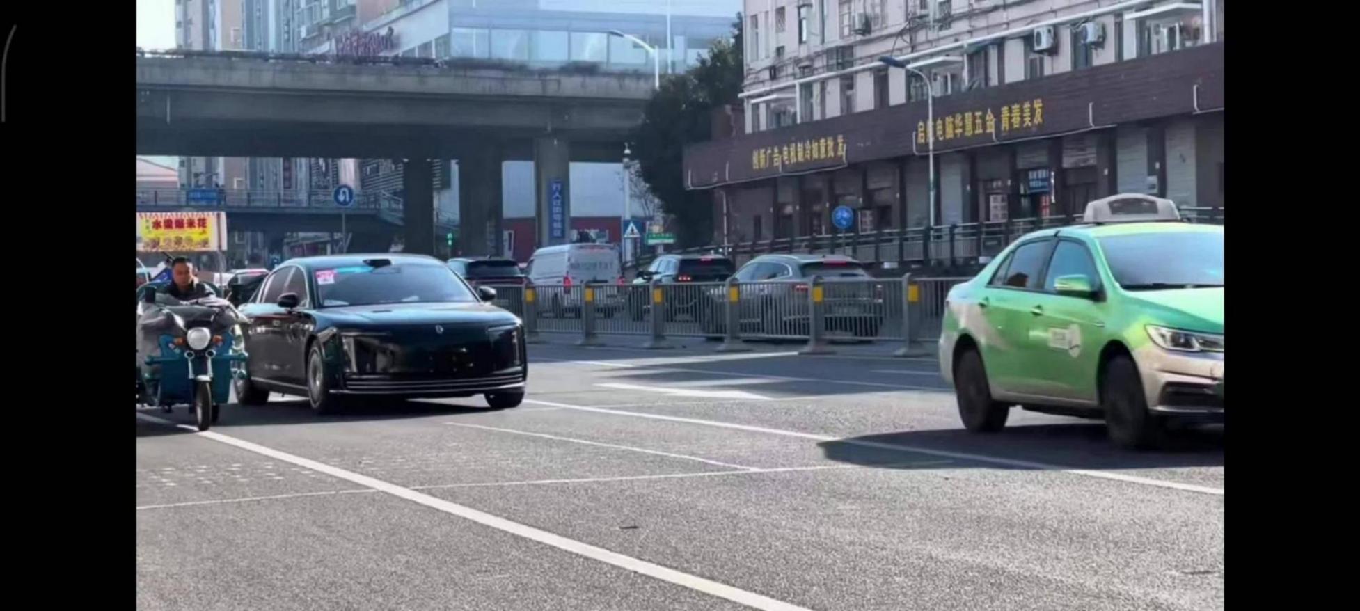 鴻蒙智行尊界S800路試照曝光:全黑配色,搭載激光雷達與球形電子后視鏡