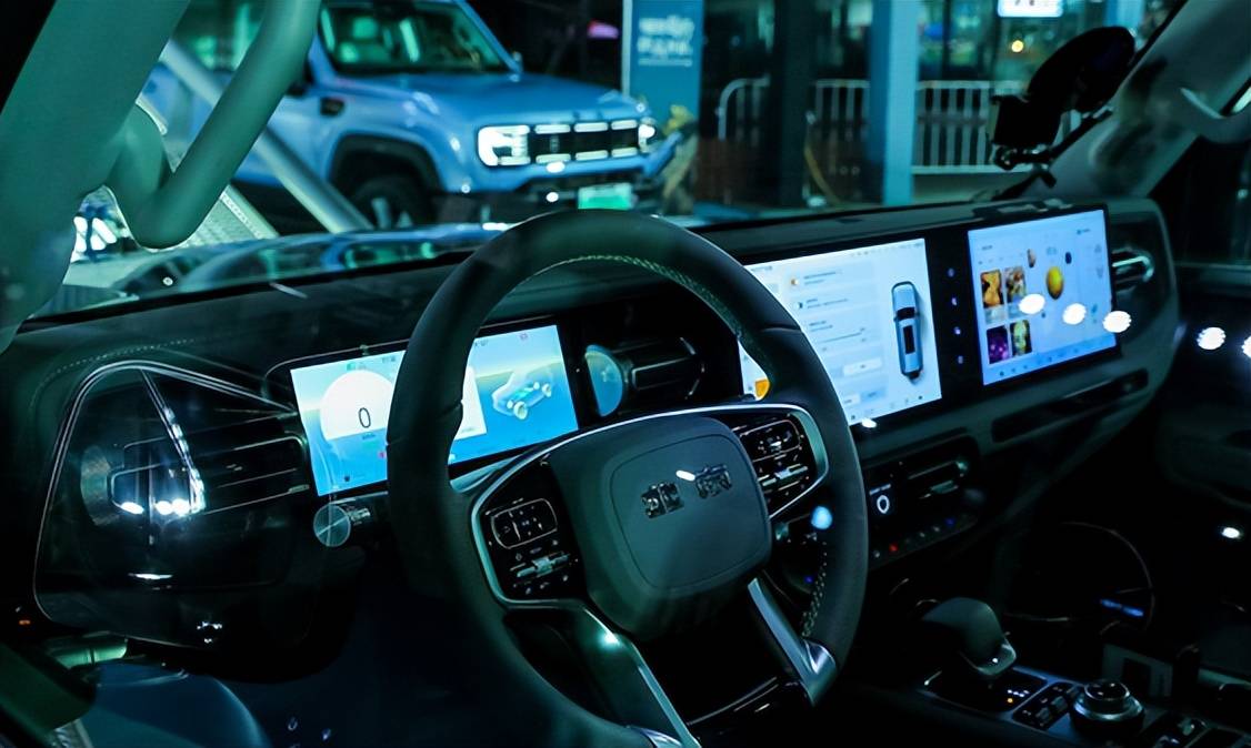 BJ40也來“電”了!滿油滿電續航1200km,還輕松征服100%坡度