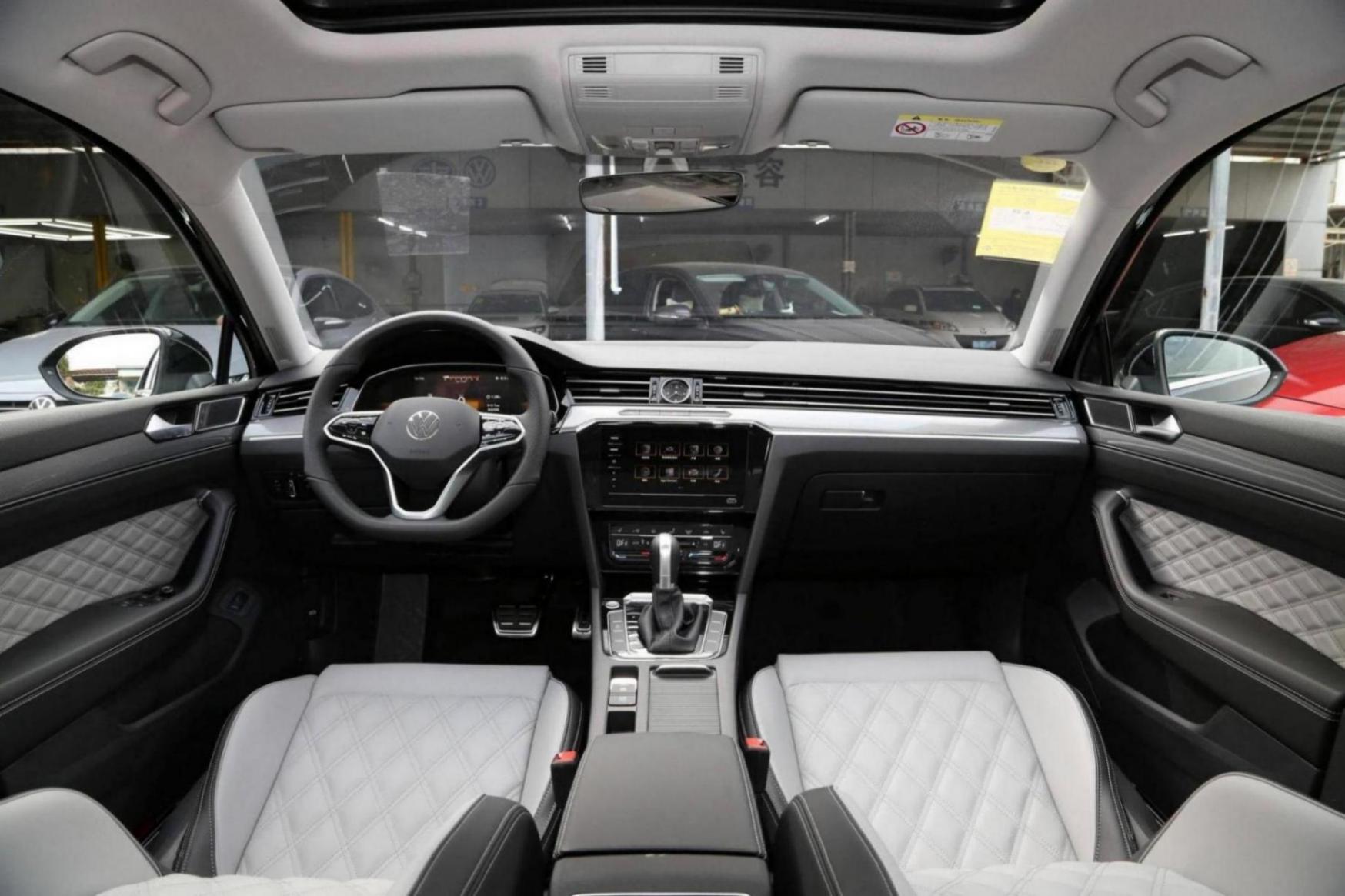 都25年了月銷還超1.6萬!大眾邁騰眾享款落地17萬,選它or B9?