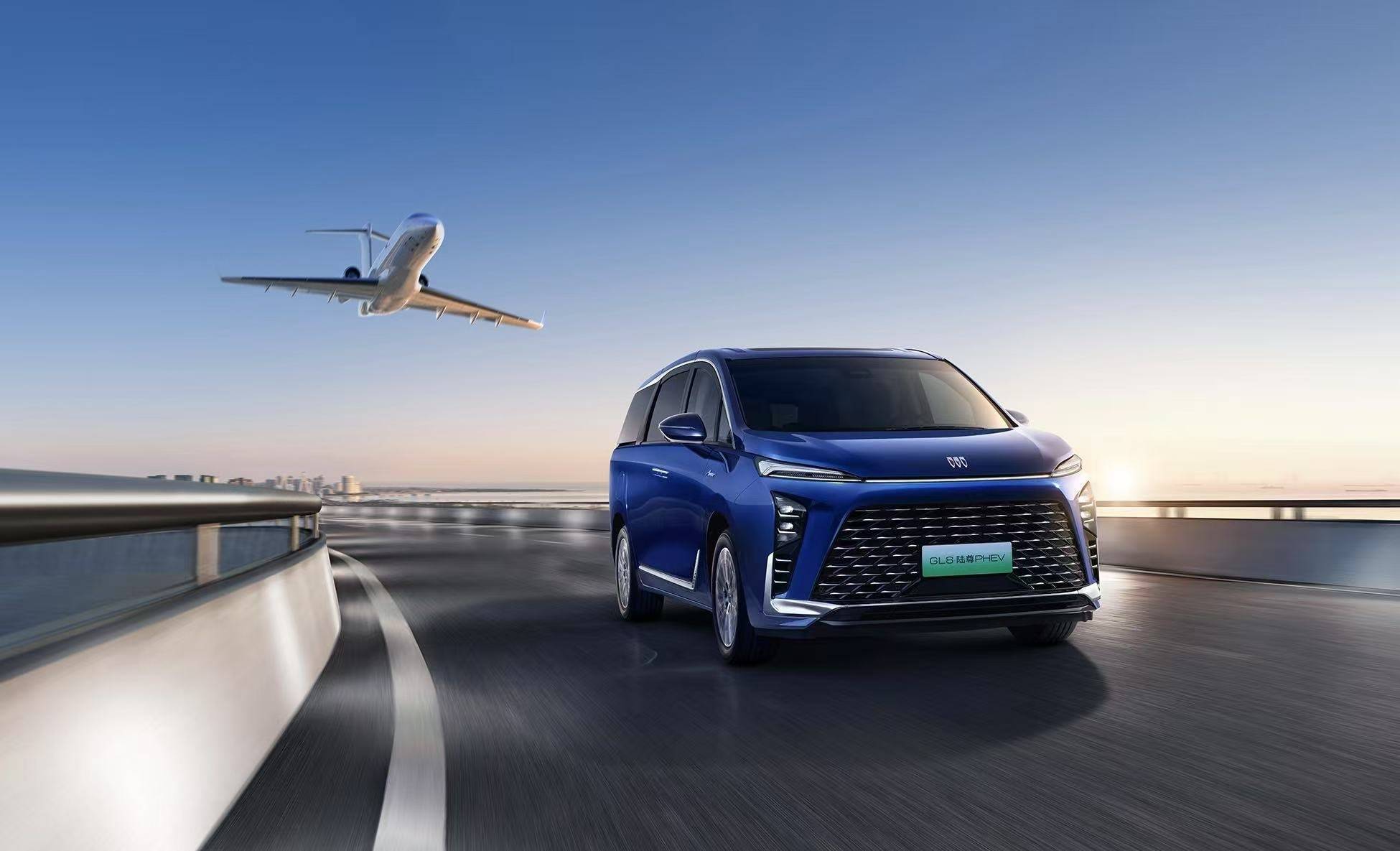 高端豪華MPV GL8陸尊PHEV發新價33.99萬元起,打響2025高端MPV大戰