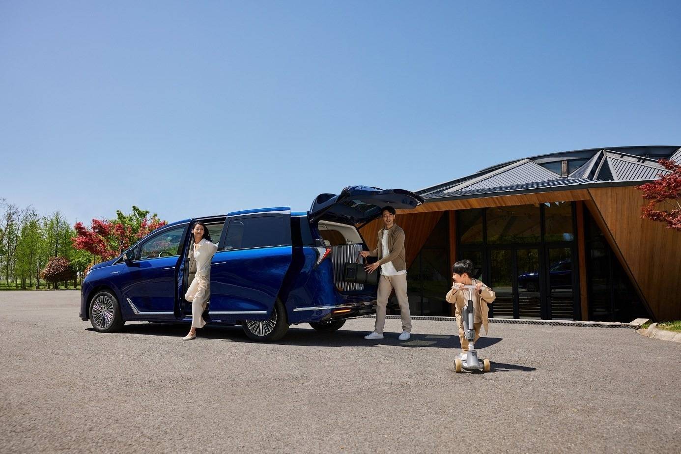 高端豪華MPV GL8陸尊PHEV發新價33.99萬元起,打響2025高端MPV大戰