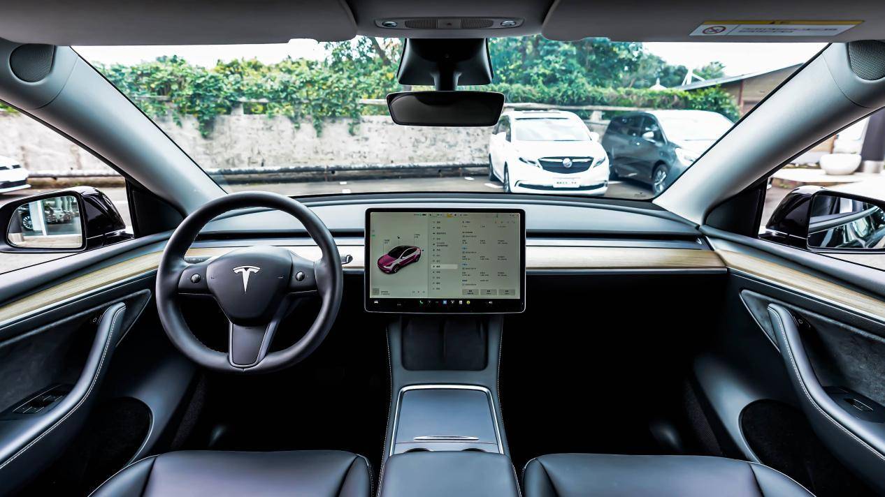 最強(qiáng)25萬(wàn)級(jí)新能源SUV對(duì)決,智界R7和特斯拉Model Y怎么選