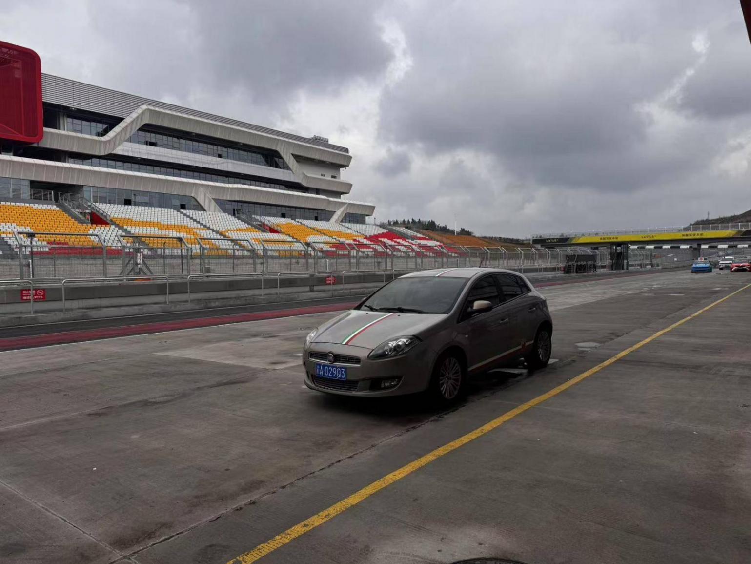 歐洲老鋼炮挑戰最慢四門車!高爾夫求穩,307有趣,博悅直道王