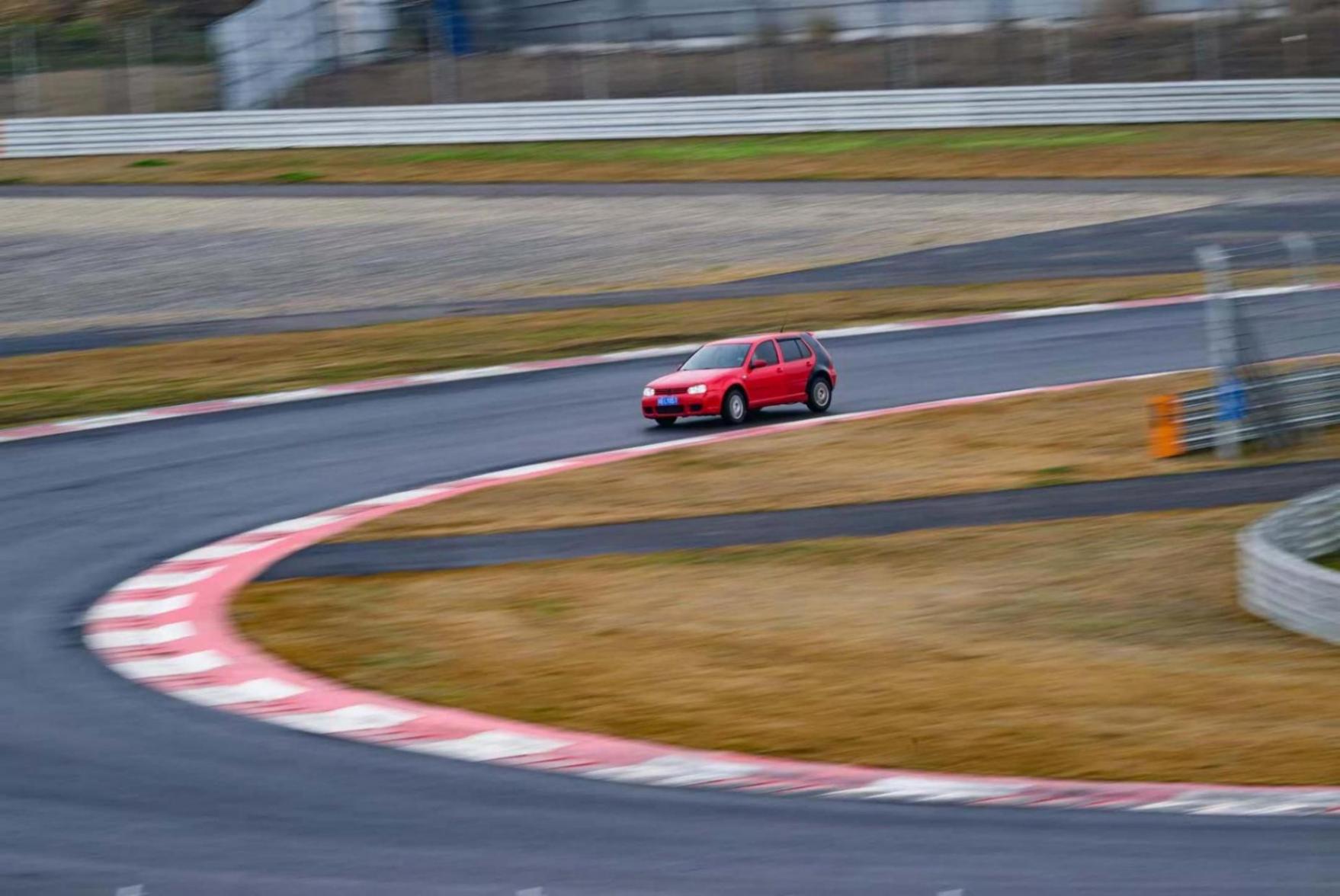 歐洲老鋼炮挑戰最慢四門車!高爾夫求穩,307有趣,博悅直道王