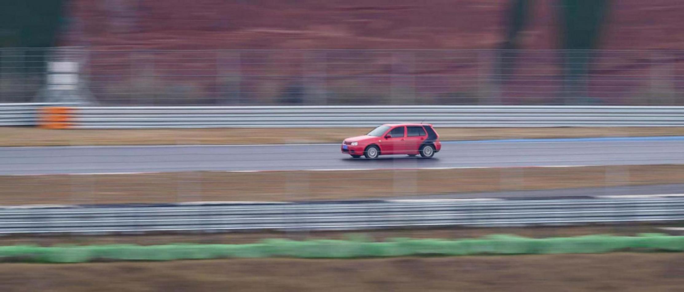 歐洲老鋼炮挑戰最慢四門車!高爾夫求穩,307有趣,博悅直道王