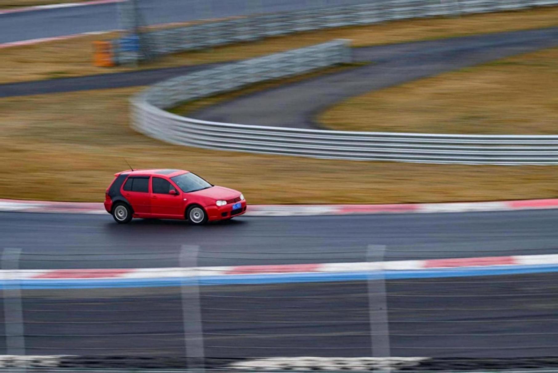 歐洲老鋼炮挑戰最慢四門車!高爾夫求穩,307有趣,博悅直道王