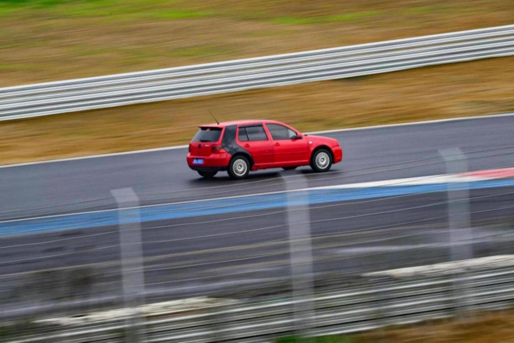 歐洲老鋼炮挑戰最慢四門車!高爾夫求穩,307有趣,博悅直道王