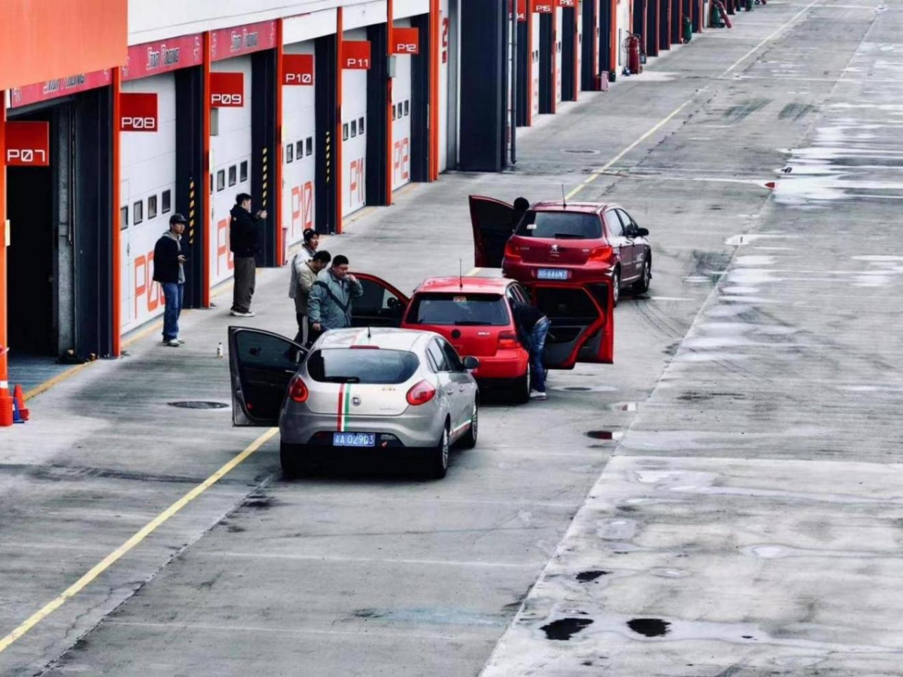 歐洲老鋼炮挑戰最慢四門車!高爾夫求穩,307有趣,博悅直道王