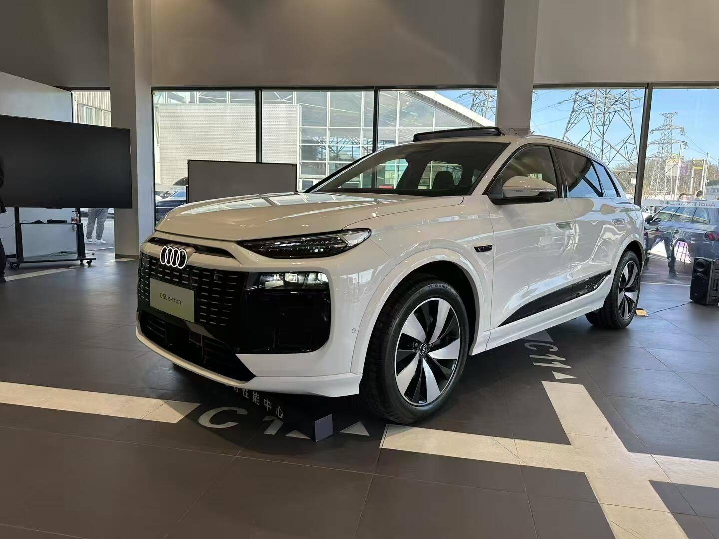 奧迪Q6L e-tron到店,長近4米9+華為智駕,配469馬力+續航超750km