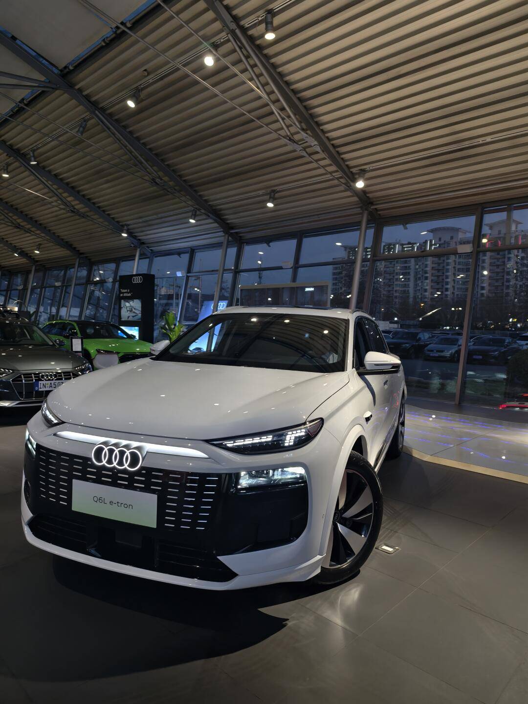 奧迪Q6L e-tron到店,長近4米9+華為智駕,配469馬力+續航超750km