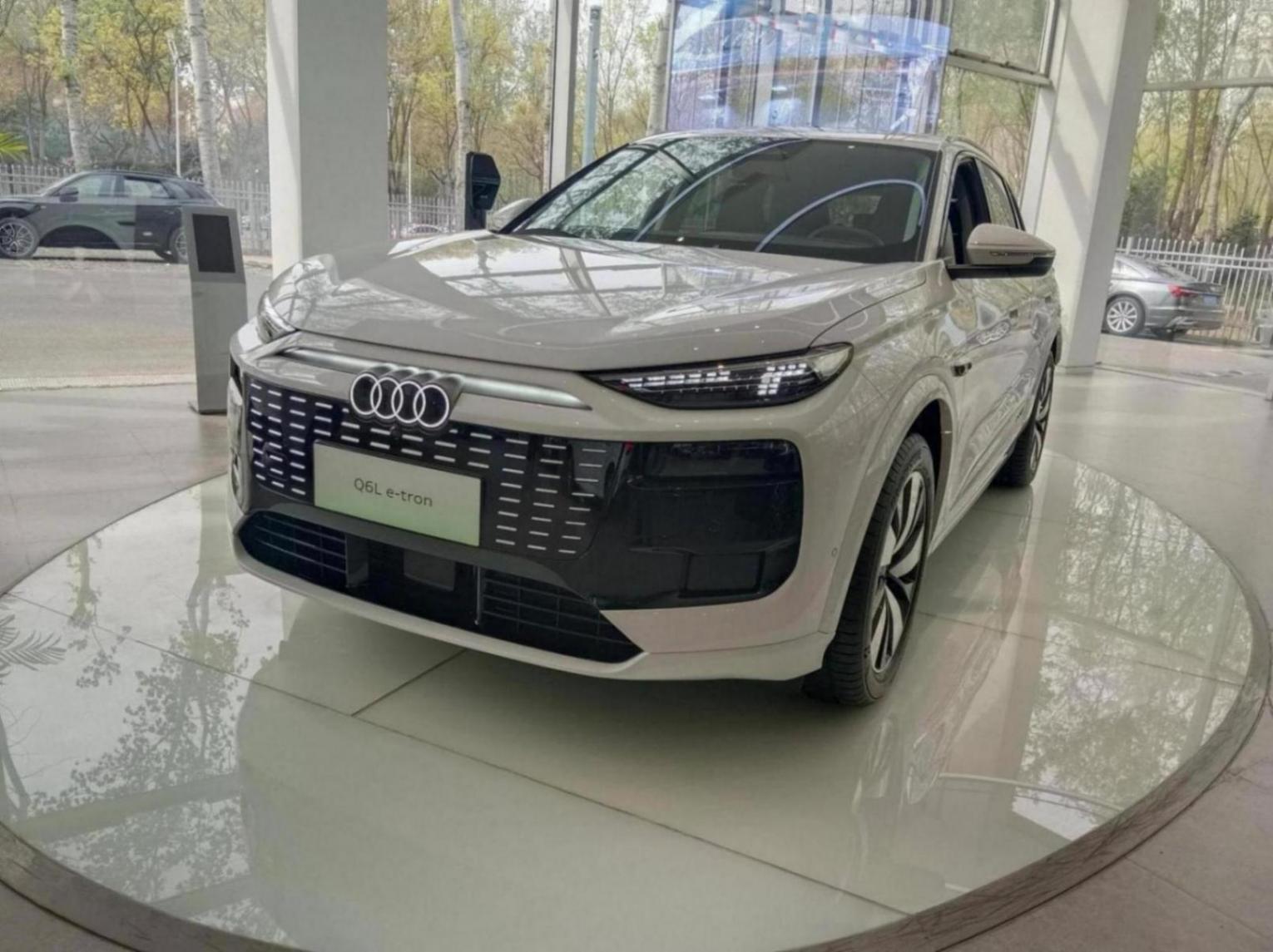 奧迪Q6L e-tron到店,長近4米9+華為智駕,配469馬力+續航超750km