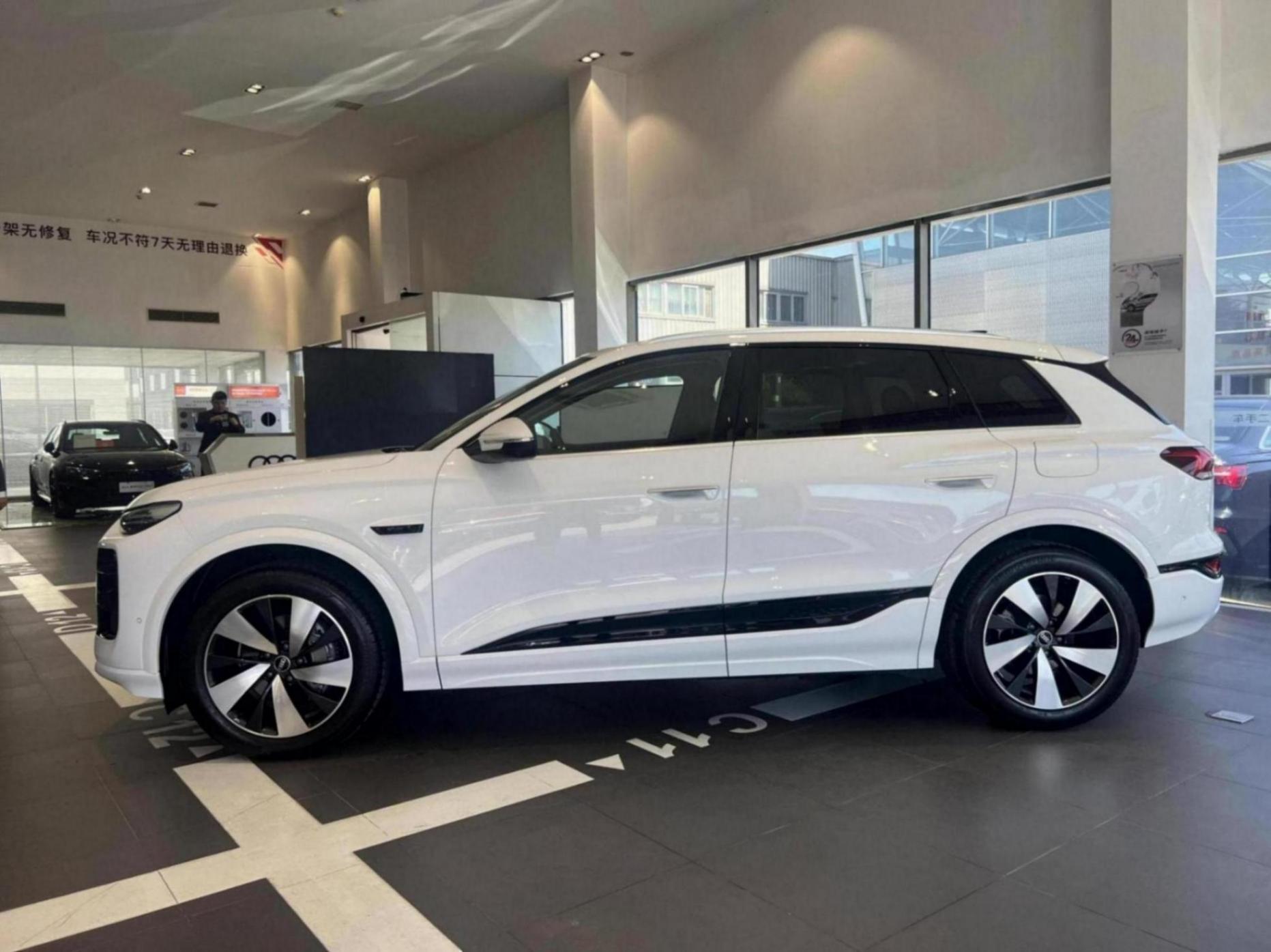 奧迪Q6L e-tron到店,長近4米9+華為智駕,配469馬力+續航超750km