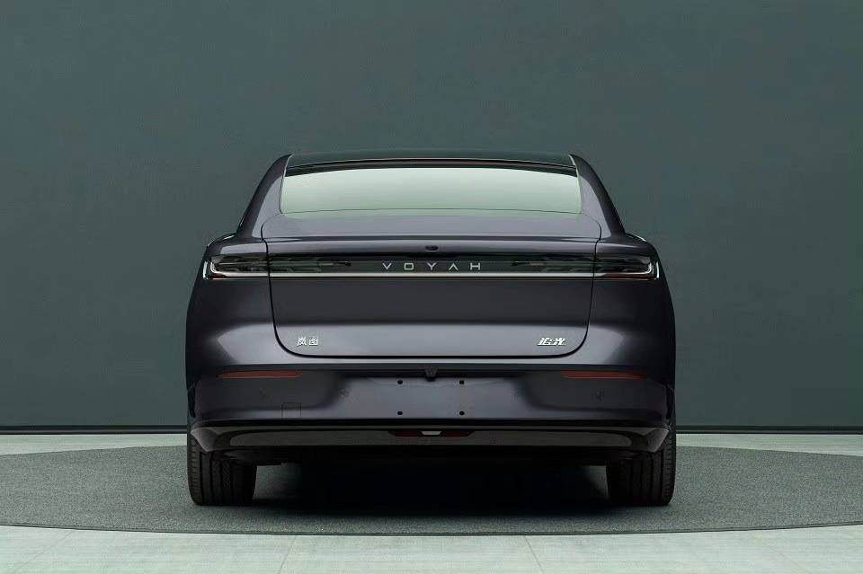 嵐圖新追光亮相工信部:尺寸變化不大,電機升級,造型像寶馬7系