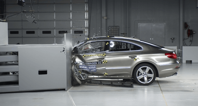 理想i8對撞卡車為何引發(fā)巨大爭議?國標和監(jiān)管缺失才是元兇