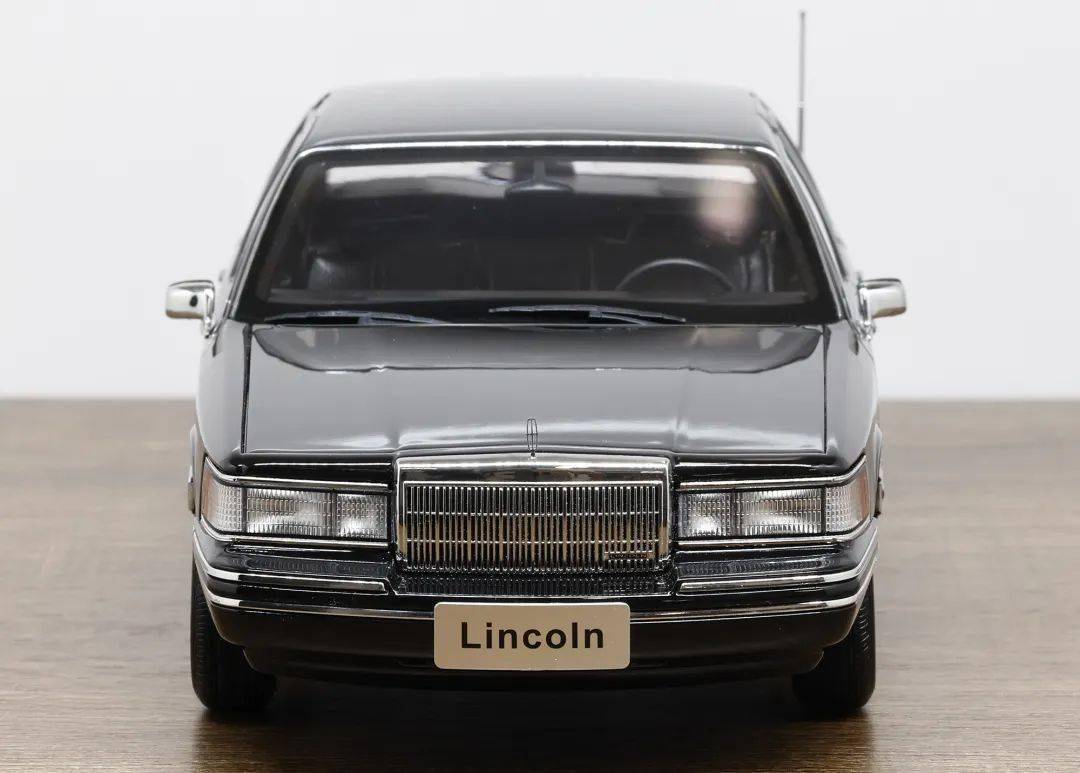 來自漂亮國的西裝友:二代Town Car