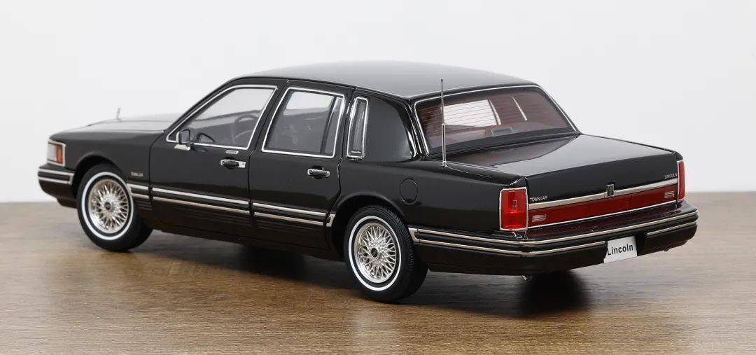 來自漂亮國的西裝友:二代Town Car