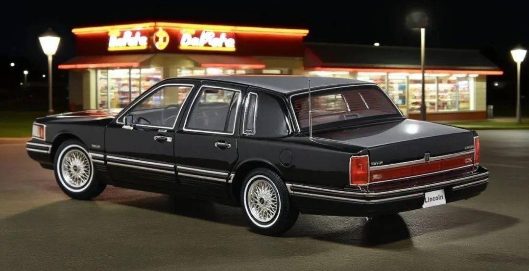 來自漂亮國的西裝友:二代Town Car