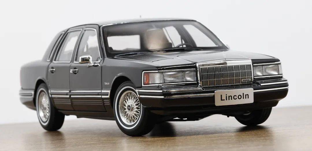 來自漂亮國的西裝友:二代Town Car