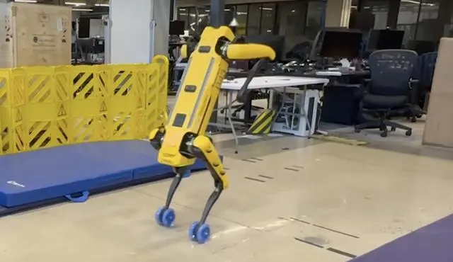 波士頓動力Spot四足機器人學(xué)會連續(xù)后空翻,意外讓行走姿態(tài)更像真實動物