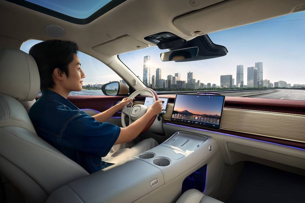 20.29萬元起!純電續航超900km,嵐圖知音搭滿血華為ADS4上市