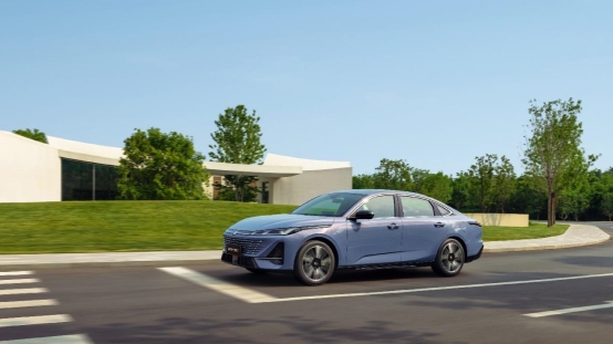 長安第四代逸動上市，搭載天樞智能座艙+新藍(lán)鯨動力，7.29萬元起！