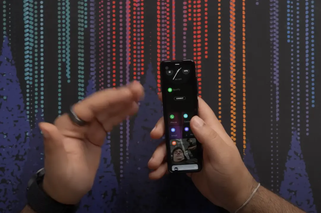 采用了“糖果棒”造型設計的Essential Project Gem PH-2手機,而設計這款“遙控器手機”的人,正是大名鼎鼎的Android之父——安迪·魯賓