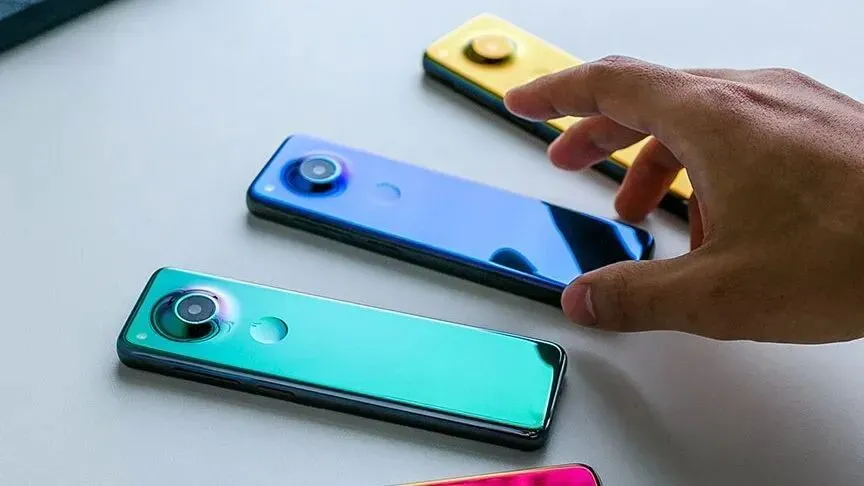 采用了“糖果棒”造型設計的Essential Project Gem PH-2手機,而設計這款“遙控器手機”的人,正是大名鼎鼎的Android之父——安迪·魯賓