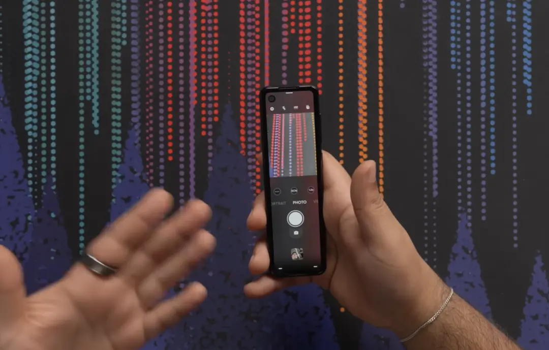 采用了“糖果棒”造型設計的Essential Project Gem PH-2手機,而設計這款“遙控器手機”的人,正是大名鼎鼎的Android之父——安迪·魯賓