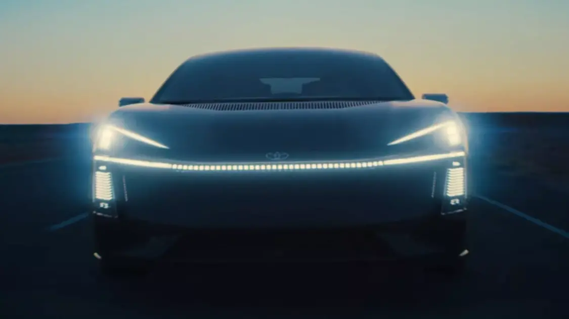 豐田全新一代卡羅拉概念車亮相:外觀脫胎換骨,比現(xiàn)款車型更鋒利 2025-Toyota-Corolla-Concept-Teaser-1.webp (2042×1148)