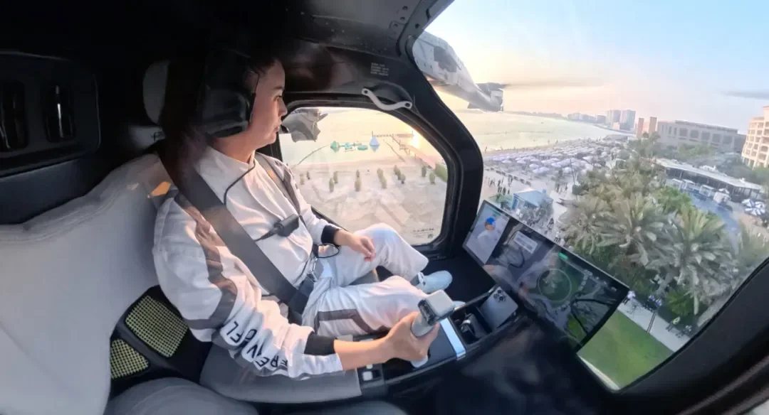 小鵬匯天分體式飛行汽車"陸地航母"中東首秀，自動分離結合