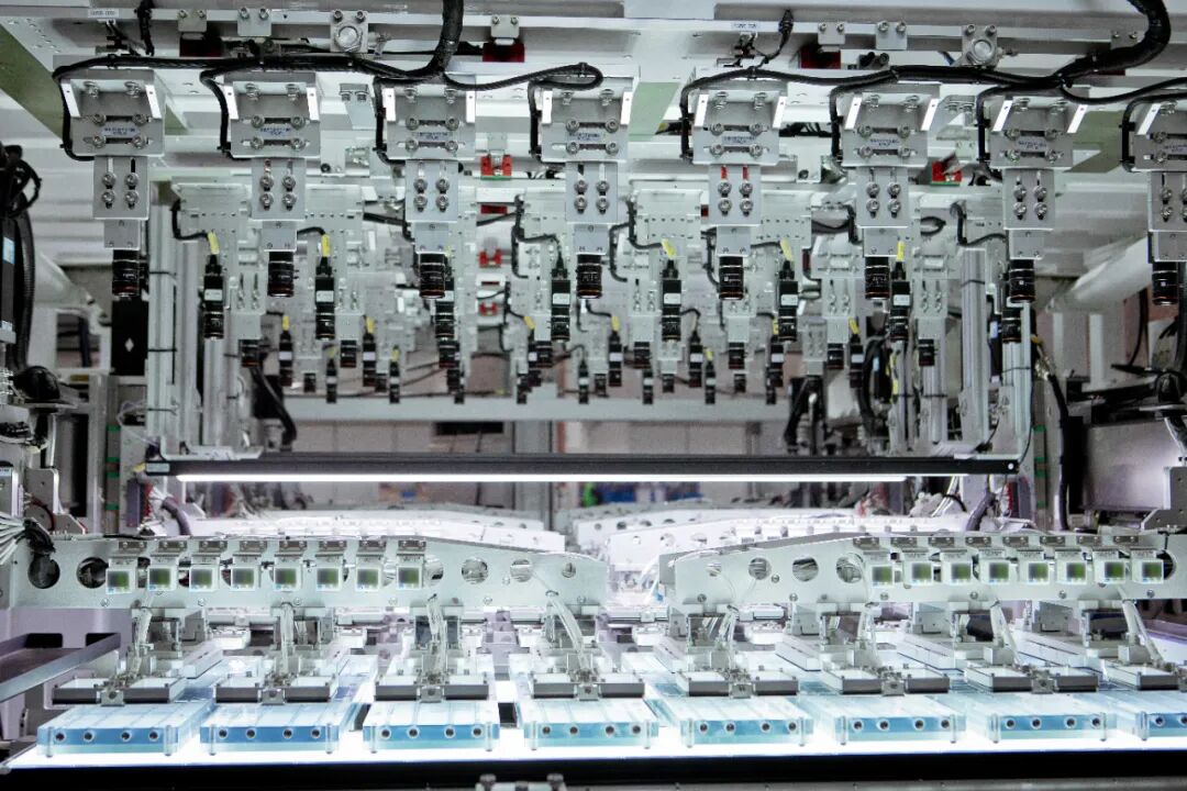 憑借全球最完備的鋰電產(chǎn)業(yè)鏈,中國正手握重塑國際貿(mào)易格局的“先手棋”。 鋰電出口管制,中國在下一盤什么棋?