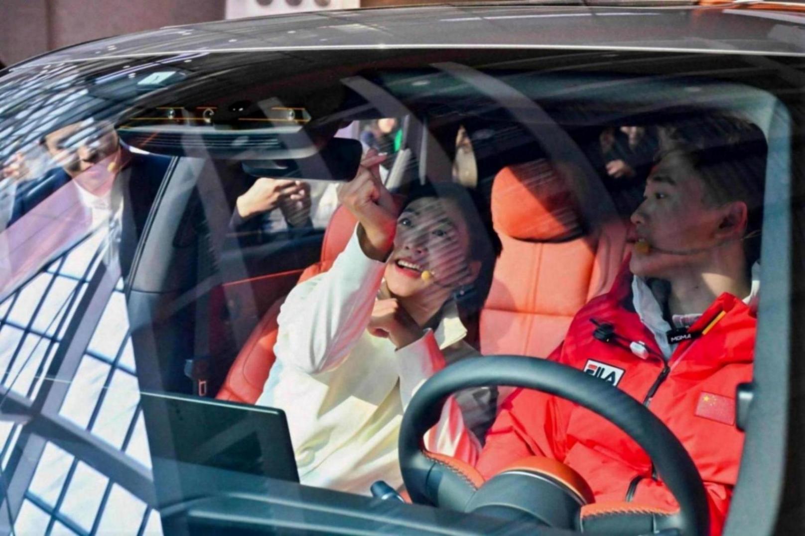 凱旋迎“旗”續(xù)新篇 一汽紅旗贈車中國榮耀運(yùn)動健兒